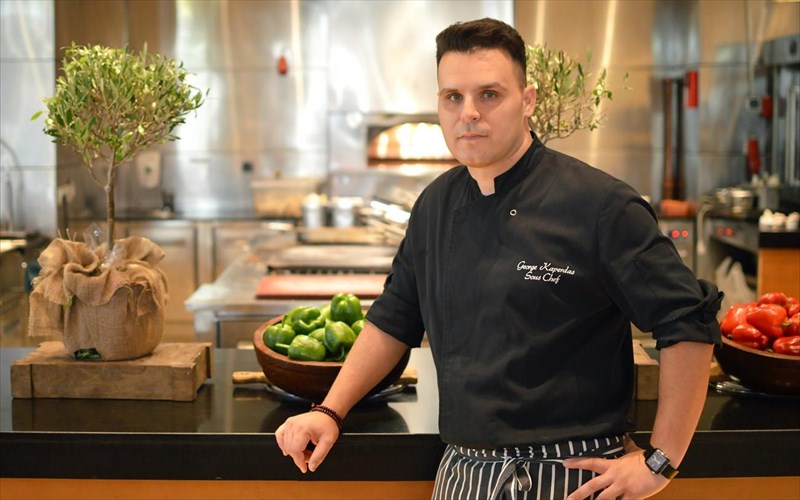 neo-menou-kai-neos-assos-stin-kouzina-tou-buzantinou