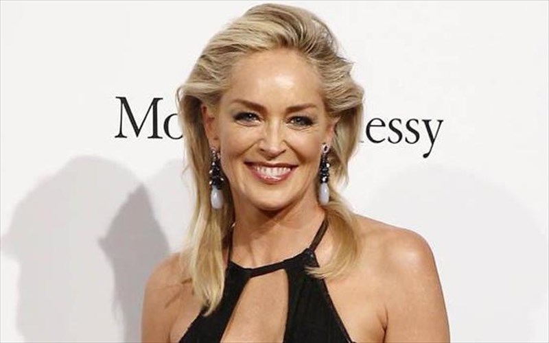 ti-krubetai-piso-apo-to-astraftero-xamogelo-tis-sharon-stone