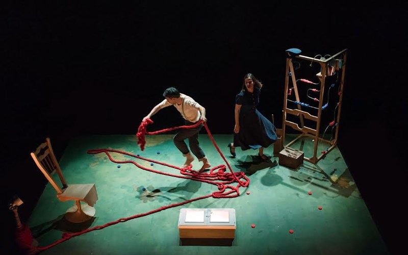 xeimerini-periodeia-gia-tin-parelasi-apo-tous-this-famous-tiny-circus-theater-group