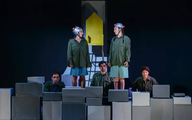 ena-antipolemiko-paramuthi-sto-theatro-alfa-idea