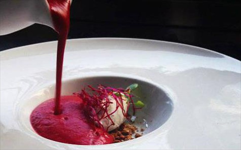 to-theio-tragi-allazei-sunitheies-kai-menou