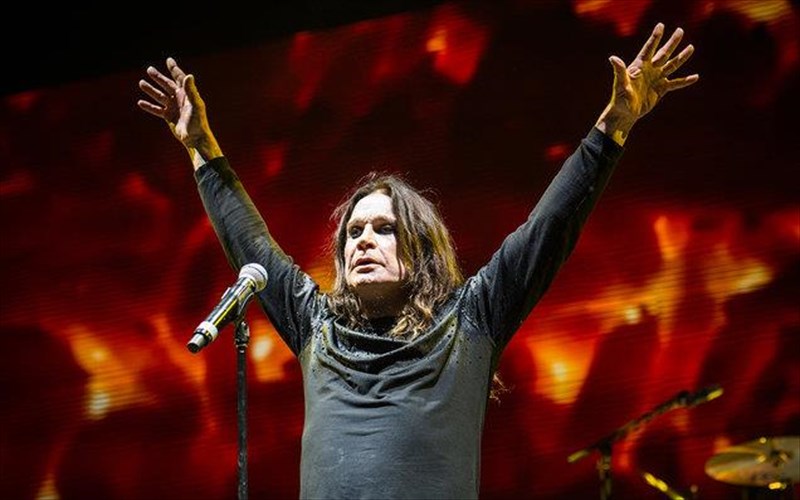 o-ozzy-osbourne-apoxaireta-tous-thaumastes-tou-me-mia-pagkosmia-periodeia