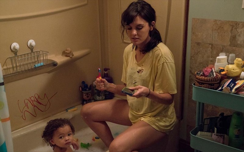 to-smilf-parousiazei-me-realismo-ti-seksoualiki-kai-mi-zoi-mias-nearis-monis-miteras