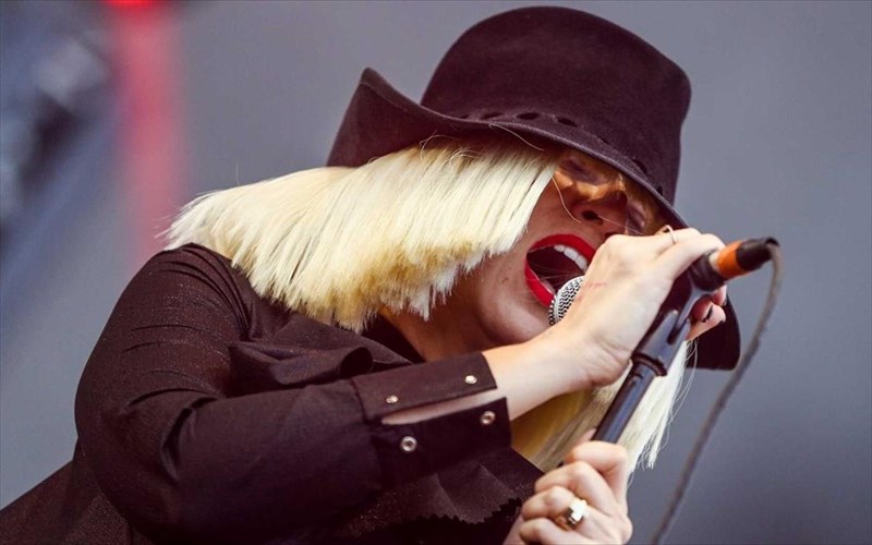 i-sia-prolabe-paparatsi-dimosiopoiontas-gumni-fotografia-tis