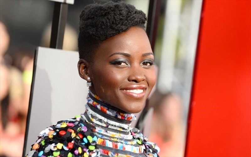 pura-lupita-nyongo-kata-gunaikeiou-periodikou-gia-fotomontaz