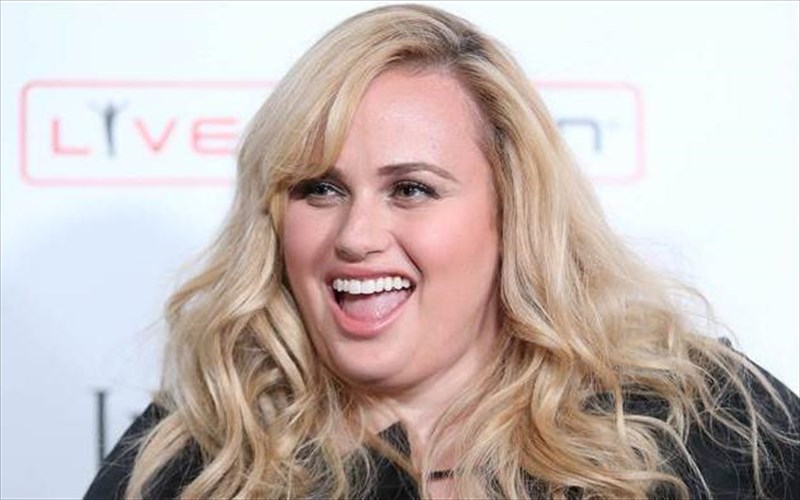 h-rebel-wilson-proeidopoiei-gia-ti-seksoualiki-parenoxlisi