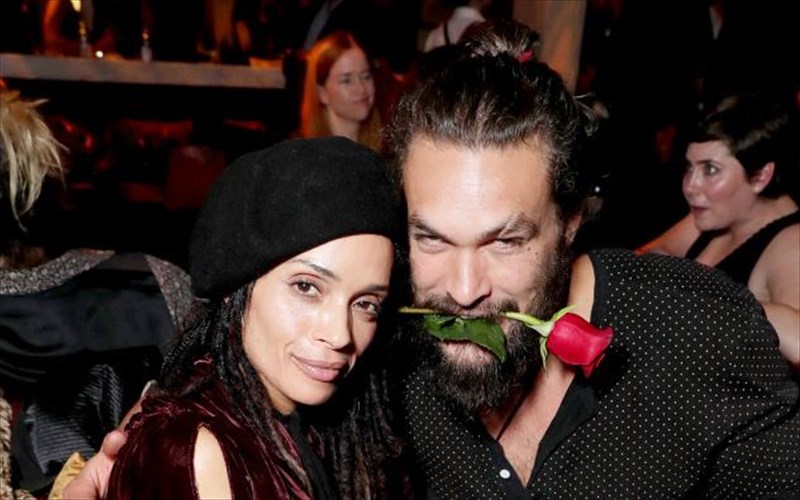 Jason-momoa-kai-lisa-bonet-proti-emfanisi-os-pantremenoi