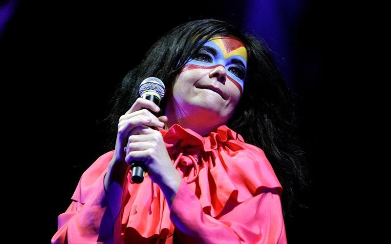 akouste-ena-neo-tragoudi-tis-björk-apo-to-utopia