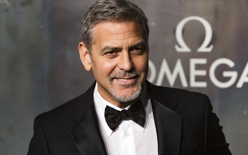 o-george-clooney-epistrefei-sti-mikri-othoni-me-to-catch-22