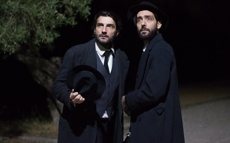 i-gunaika-me-ta-maura-stoixeionei-kouri-aspioti-aspioti