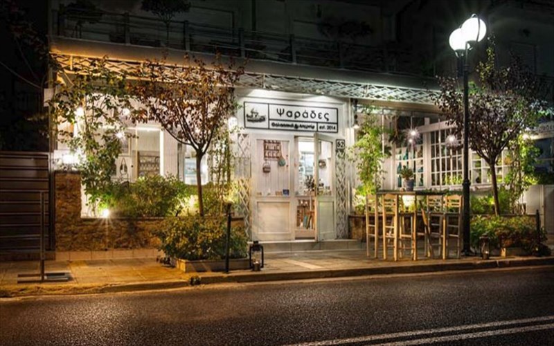 treis-kalesmenoi-kai-ena-menou-olo-thalassa-stous-psarades