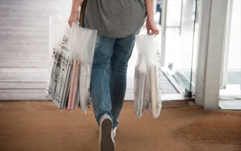 ena-megalo-bazaar-biblion-apo-to-mouseio-mpenaki-kai-diadiktuaka