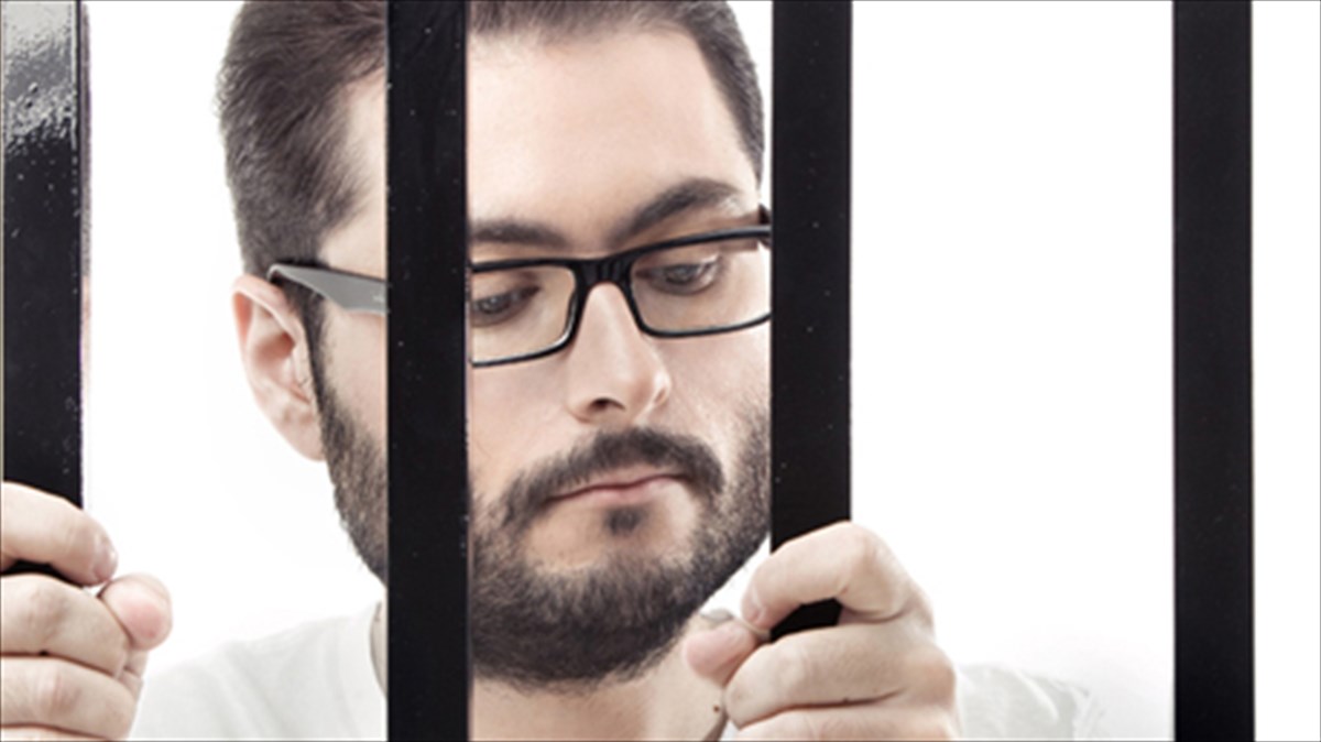 monaxika-mousika-monopatia-se-ena-neaniko-live-ston-iano