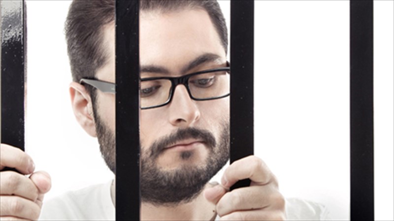 monaxika-mousika-monopatia-se-ena-neaniko-live-ston-iano