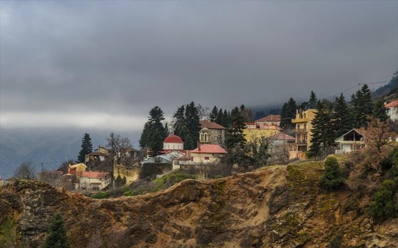 i-ellada-se-xeimerino-fonto-mesa-apo-deka-fotografies