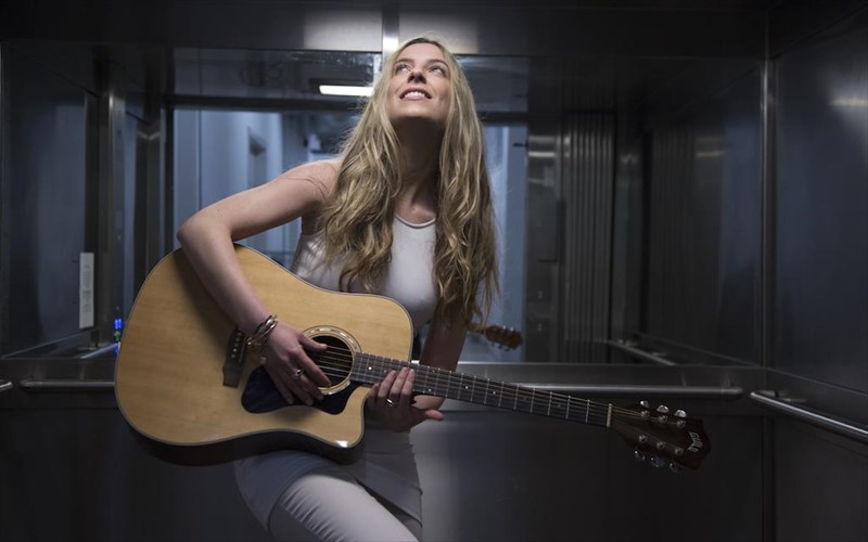 h-irene-skylakaki-me-neo-disko-sto-gazarte