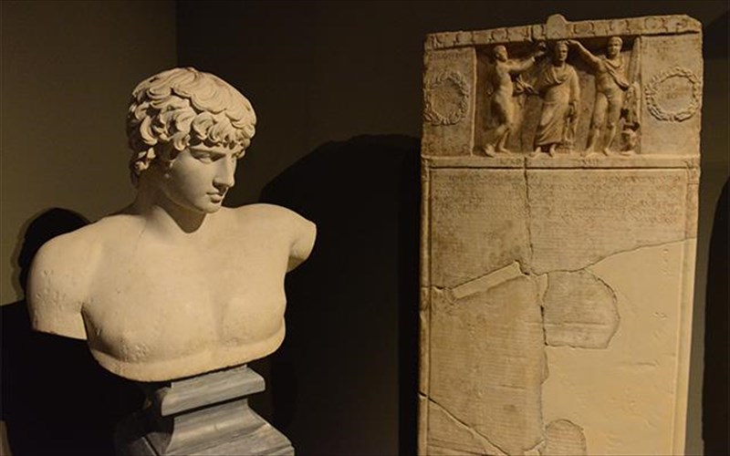 o-adrianos-sunomilei-me-tin-athina-sto-ethniko-arxaiologiko-mouseio