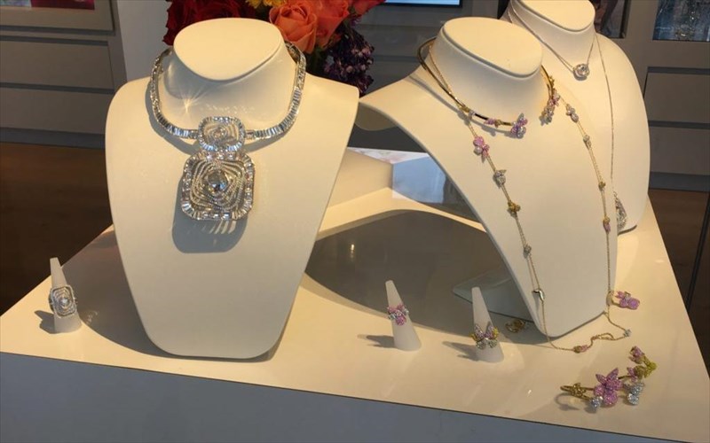 oi-petaloudes-tis-swarovski-kanoun-mia-stasi-sti-sxoli-kalon-texnon