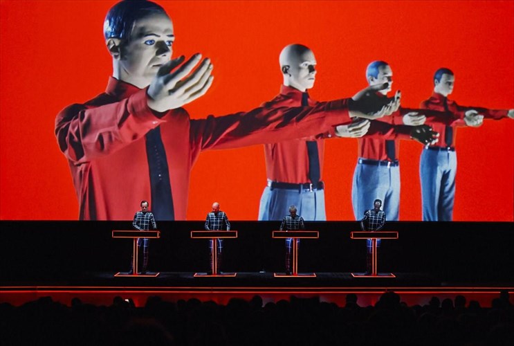 oi-kraftwerk-erxontai-stin-athina-kai-fernoun-mazi-ena-apisteuto-3d-optikoakoustiko-show