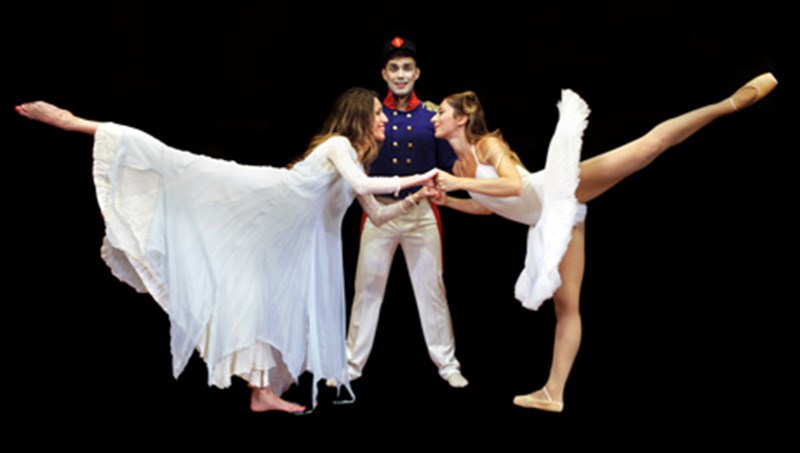 o-molubenios-stratiotis-ksexeimoniazei-sto-theatro-gkloria