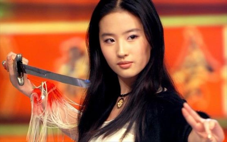 i-disney-brike-ti-moulan-sto-prosopo-tis-liu-yifei