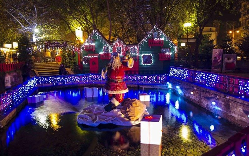 taksidi-sta-tria-omorfotera-xristougenniatika-thematika-parka-stin-ellada