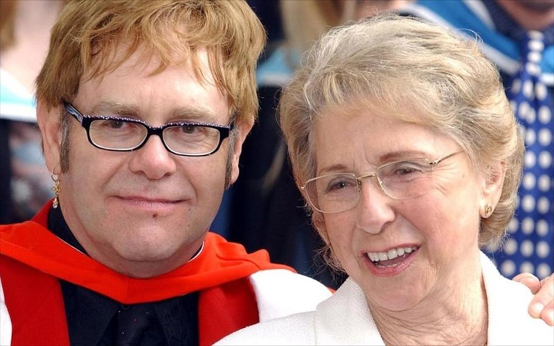sokarismenos-o-elton-John-apo-ton-thanato-tis-miteras-tou-elton-John-apo-ton-thanato-tis-miteras-tou