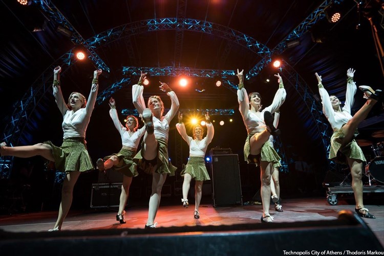 i-athina-giortazei-ta-xristougenna-me-220-dorean-ekdiloseis-se-34-imeres