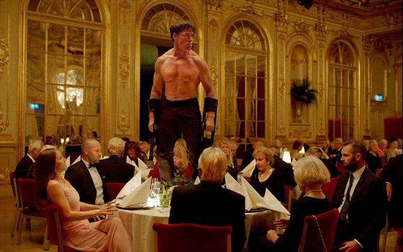 apokleistiko-deite-to-upotitlismeno-klip-tis-tainias-pou-kerdise-ton-fetino-xruso-foinika