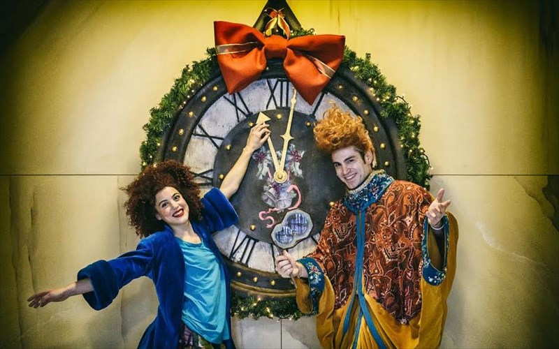 to-mikro-ethniko-giortazei-ta-prota-tou-xristougenna-me-tous-mikrous-tou-filous