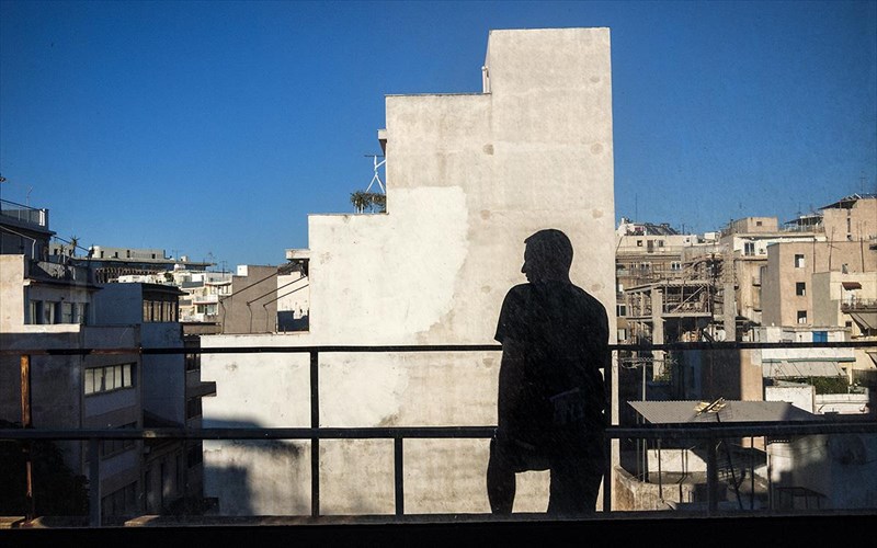 o-µeta-kriseos-kosµos-tou-detsi-sti-nea-ekthesi-fotografias-sto-booze