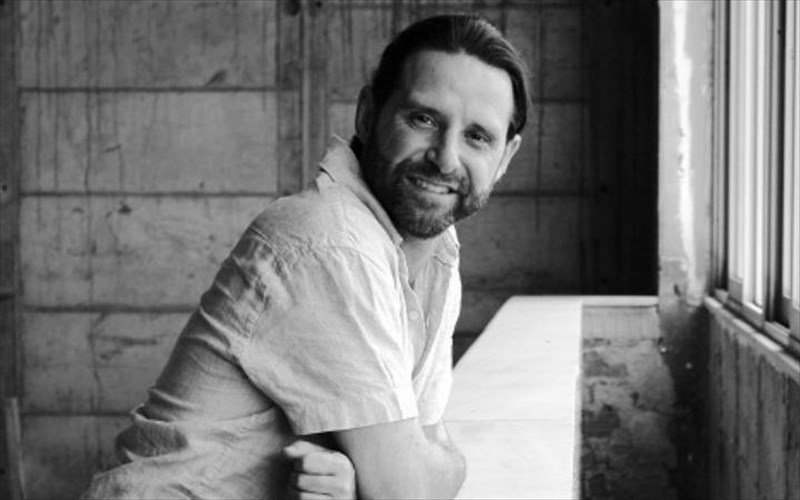 o-dimitris-mulonas-me-mideia-stin-albania