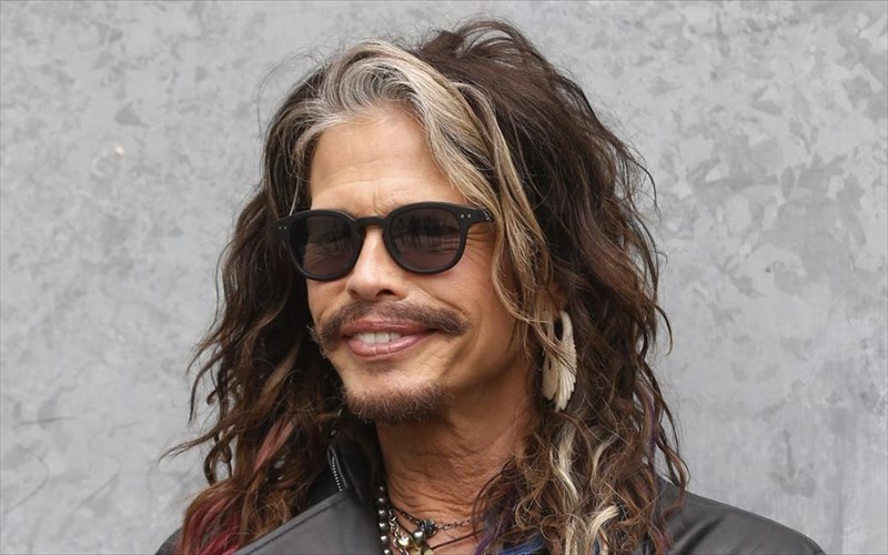 o-steve-tyler-egkainiase-katafugio-kakopoiimenon-gunaikon