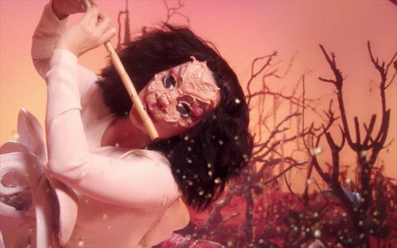 deite-to-ekpliktiko-neo-binteo-tis-björk-gia-to-utopia