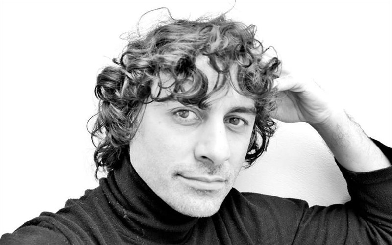 o-kostas-gakis-sunanta-ton-efibo-eauto-tou-kapoia-xristougenna-stin-ikaria