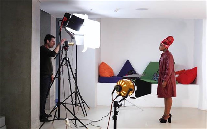 20-prosfuges-afigountai-tis-istories-tous-se-mia-diadrastiki-ekthesi-sto-isogeio-tou-emst