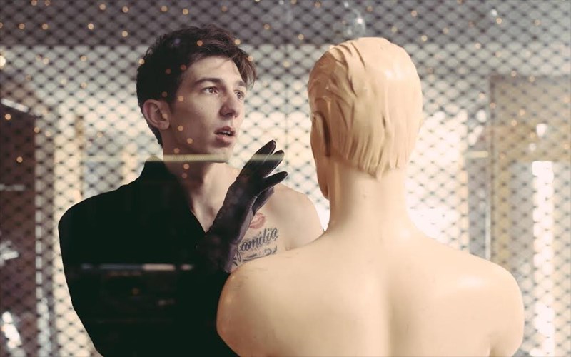 to-agori-tis-odou-amerikis-zei-ston-kolono