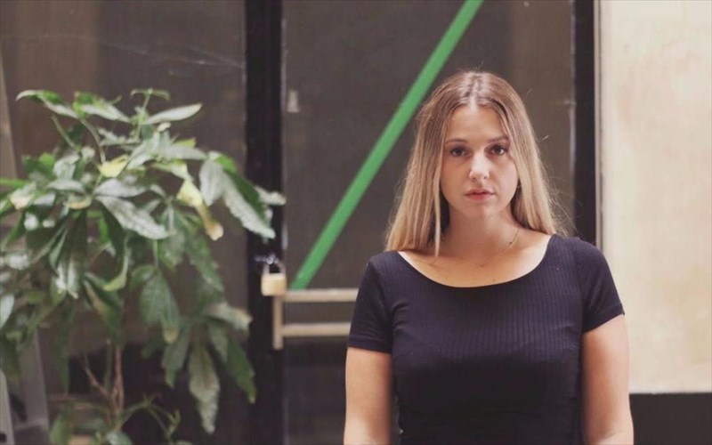 i-apisteuti-peripeteia-tis-amalias-arseni-gia-na-kanei-xristougenna-stin-ellada