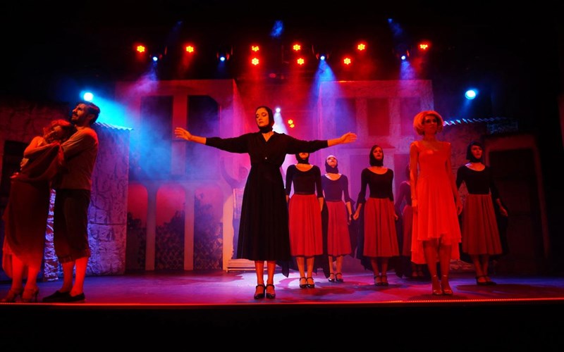 gorgones-kai-magkes-to-eortastiko-programma