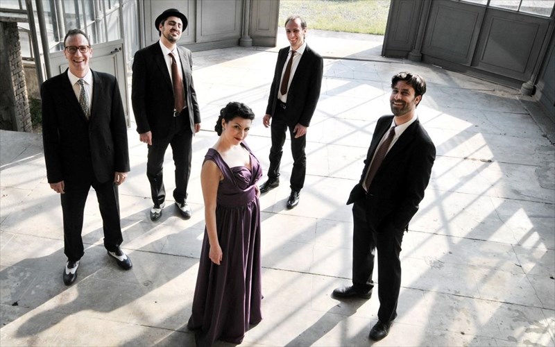 o-poluxromos-kosmos-ton-sugarpie-kai-the-candymen-sto-half-note-the-candymen-sto-half-note