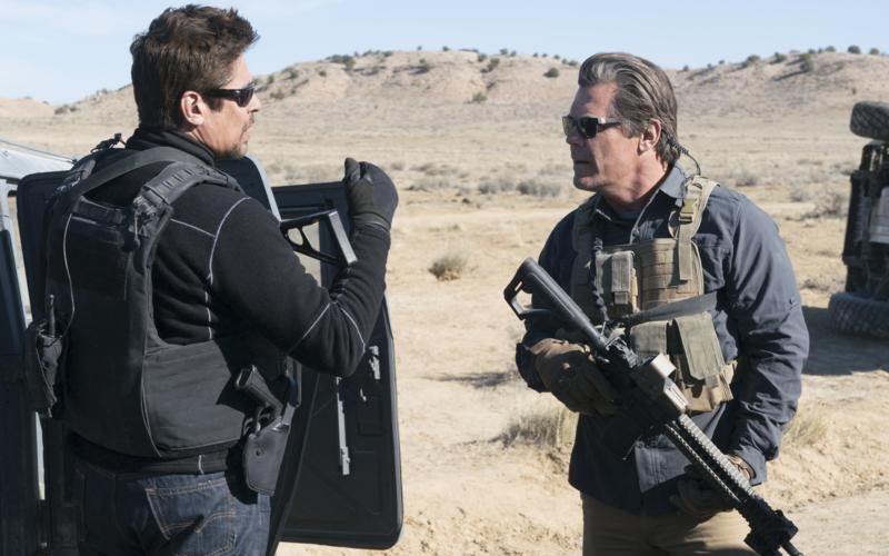 Josh-brolin-kai-benicio-del-toro-enantion-olon-sto-sicario-2-soldado