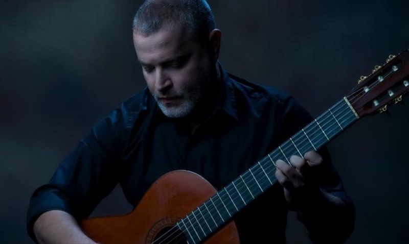 mesanuxta-sto-theatro-tzeni-karezi-me-ton-panagioti-margari