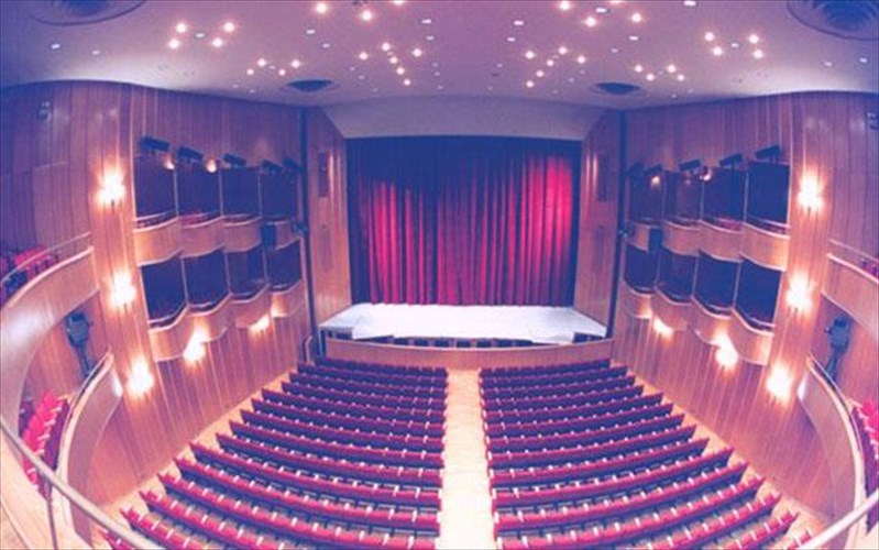 nea-epoxi-gia-to-emblimatiko-theatro-olumpia