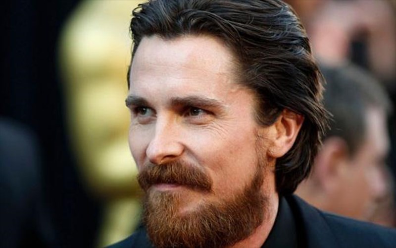 i-drastiki-lusi-tou-christian-bale-gia-to-xolugount-kai-tin-politiki