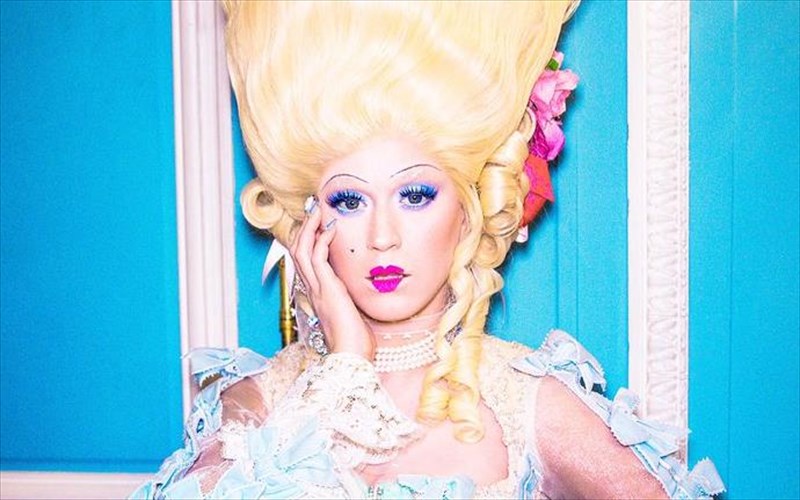 to-pneuma-tis-marias-antouanetas-sto-neo-binteoklip-tis-katy-perry
