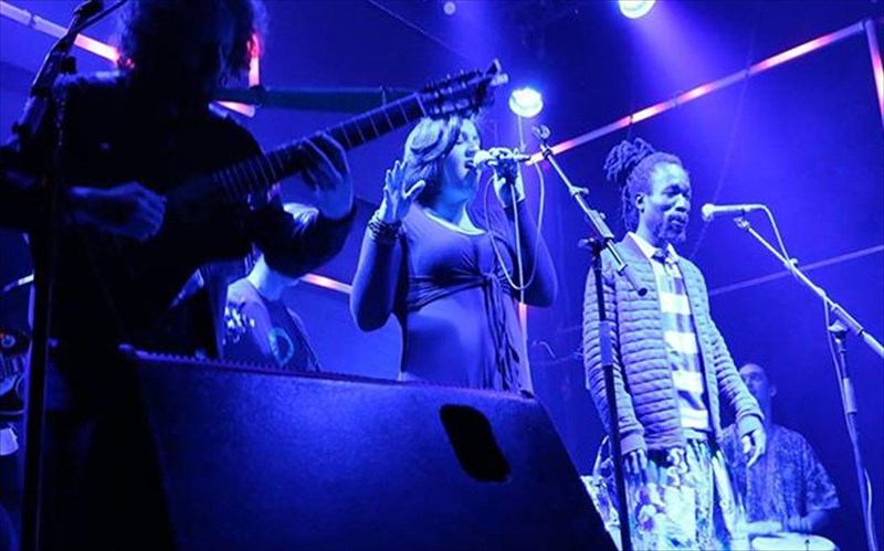 oi-los-dos-o-más-sti-skini-tou-six-dogs-más-sti-skini-tou-six-dogs