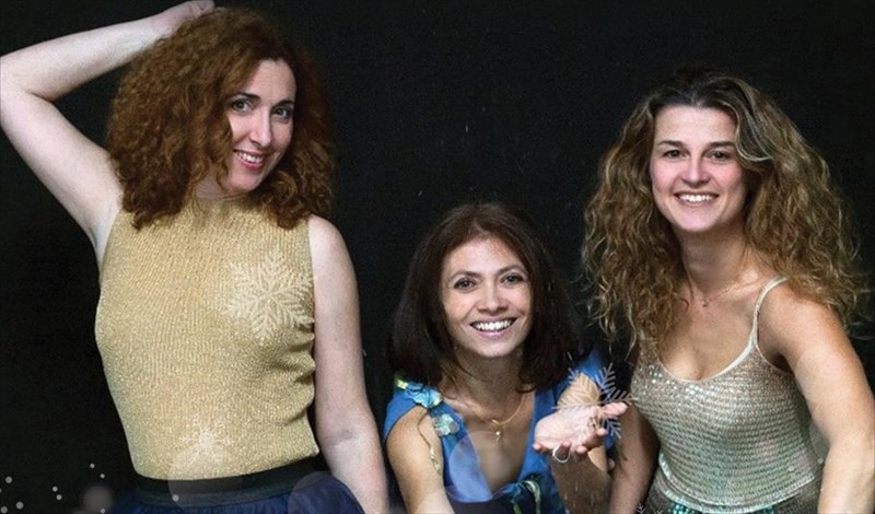 omada-afigisis-xeilia-lene-paramuthia-me-zontani-mousiki-kai-xristougenniatika-paramuthia