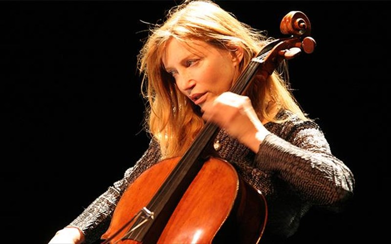 gareth-davis-kai-frances-marie-uitti-ena-apokaluptiko-mousiko-bioma-sti-stegi