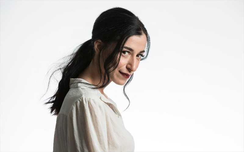 enas-febrouarios-gematos-mariza-rizou