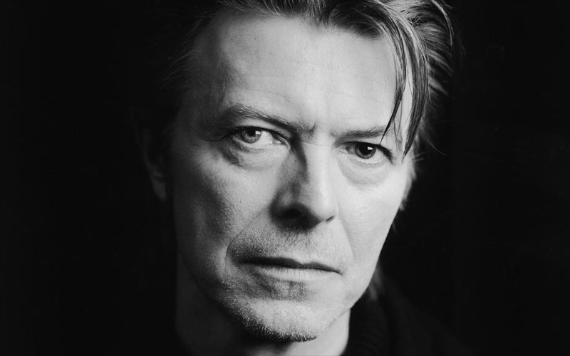 oi-sugkinitikes-oikogeneiakes-afieroseis-gia-ta-genethlia-tou-david-bowie